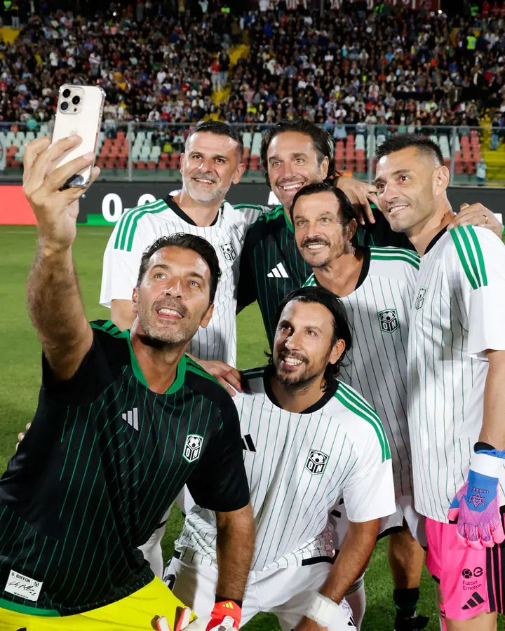 Selfie di gruppo in campo al raduno di Ancona