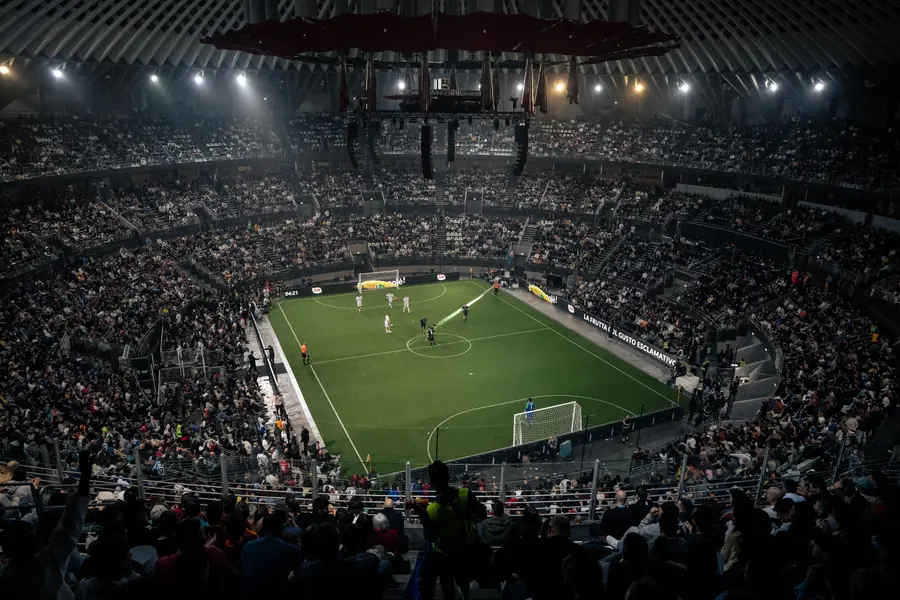 Lo stadio illuminato durante un raduno di Operazione Nostalgia