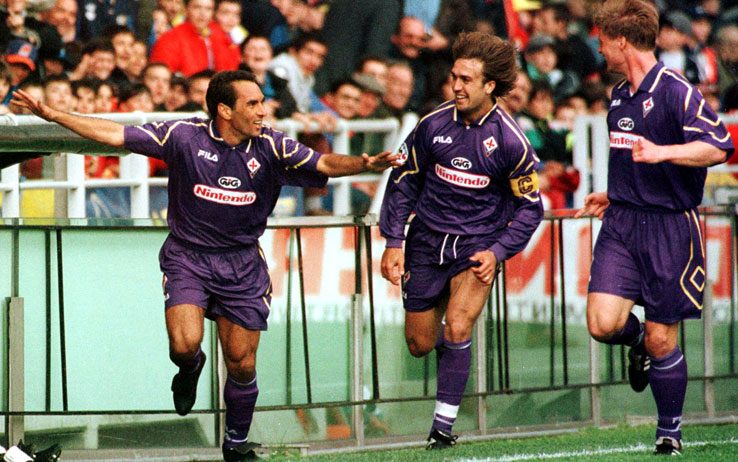 Edmundo festeggia il gol con i compagni della Fiorentina