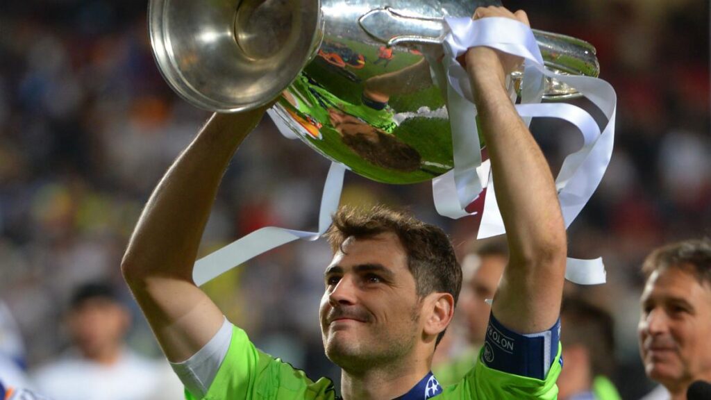 La Decima è finalmente sulla bacheca dei Blancos: Iker Casillas esulta con i suoi tifosi