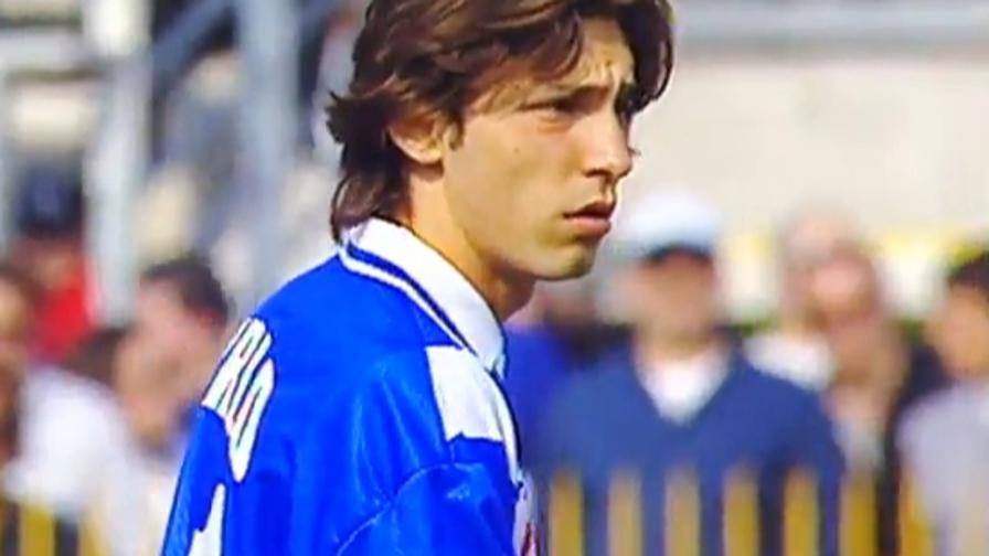 Un giovanissimo Andrea Pirlo in azione con la maglia delle Rondinelle durante la stagione 1997-98