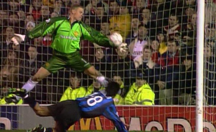 Il colpo di testa di Ivan Zamorano neutralizzato da Peter Schmeichel durante la sfida dell'Old Trafford durante i quarti di finale della Champions League 1998-99, vinta 2-0 dai Red Devils