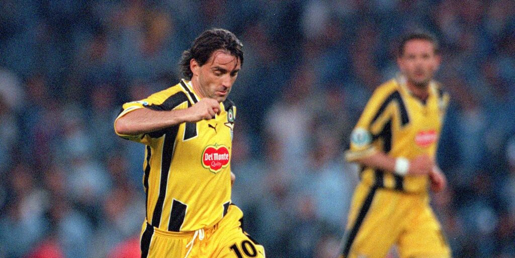 Roberto Mancini controlla la sfera, mentre sullo sfondo si intravede Sinisa Mihjlovic in Coppa delle Coppe