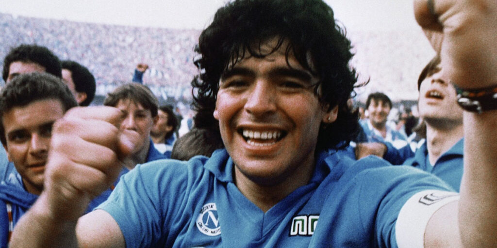 Maradona festeggia la vittoria dello Scudetto con il Napoli
