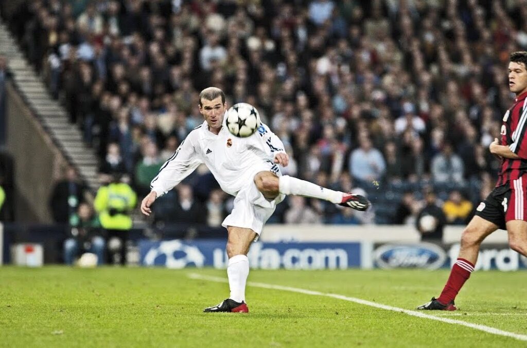 Zinedine Zidane segna il gol più bello della Champions League