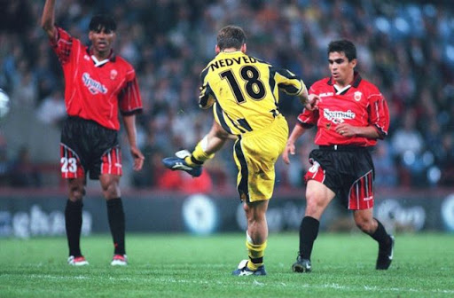 Pavel Nedved ha appena scagliato verso la porta di Carlos Roa il pallone consegna la vittoria e la Coppa delle Coppe alla Lazio sotto gli occhi di Vicente Engonga e Ariel Ibagaza