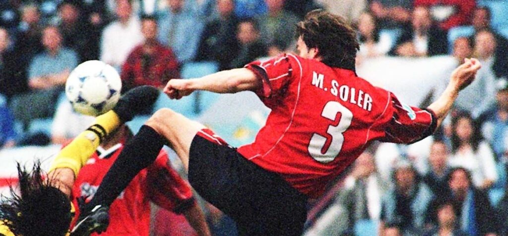 Marcelo Salas tenta l'acrobazia, ma viene fermato dall'esperto Miquel Soler in Coppa delle Coppe