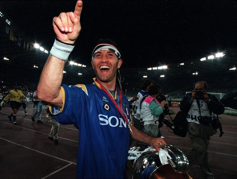 Angelo Di Livio con la coppa dalle grandi orecchie, fresco vincitore della Champions League