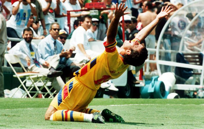 Gheorghe Hagi esulta dopo aver segnato uno dei gol più belli al Mondiale