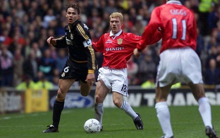 Fernando Redondo effettua un colpo di tacco durante la partita di Champions League contro il Manchester United