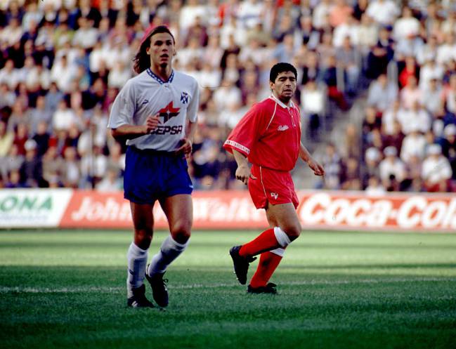 Fernando Redondo con la maglia del Tenerife mentre, sullo sfondo, c'è Diego Armando Maradona con la casacca del Siviglia