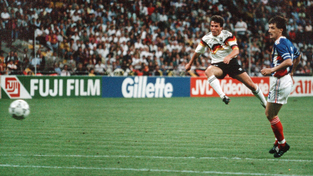 Il tiro Lothar Matthaus prima che finisca il rete contro la Jugoslavia e diventi uno dei gol più belli realizzati al Mondiale