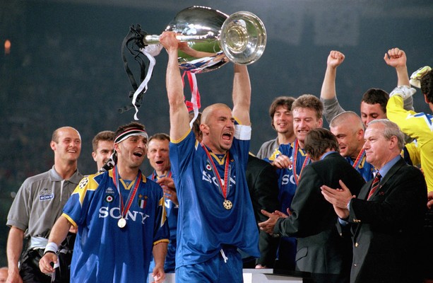 Gianluca Vialli solleva in cielo la coppa della Champions League